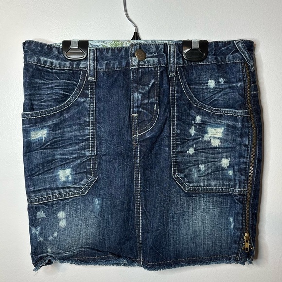 49- GUESS DESTROYED DENIM ZIP/SLIP MINI  SKIRT IN SIZE 26 - Picture 1 of 9